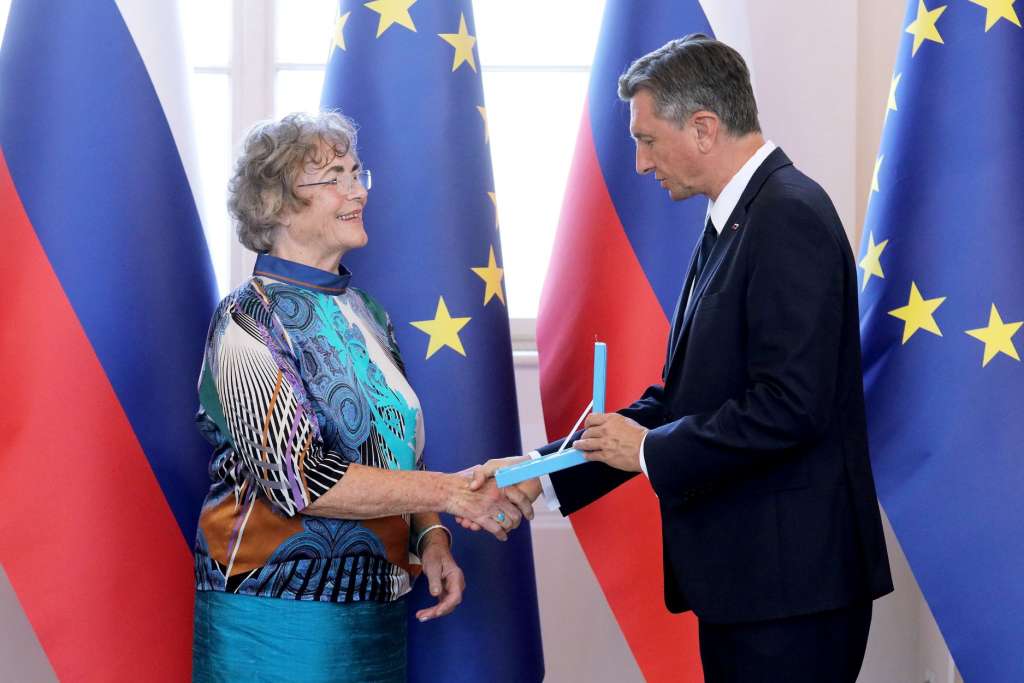 Prog dr Ana Krajnc prejema državno oblikovanje - red za zasluge Republike Slovenije