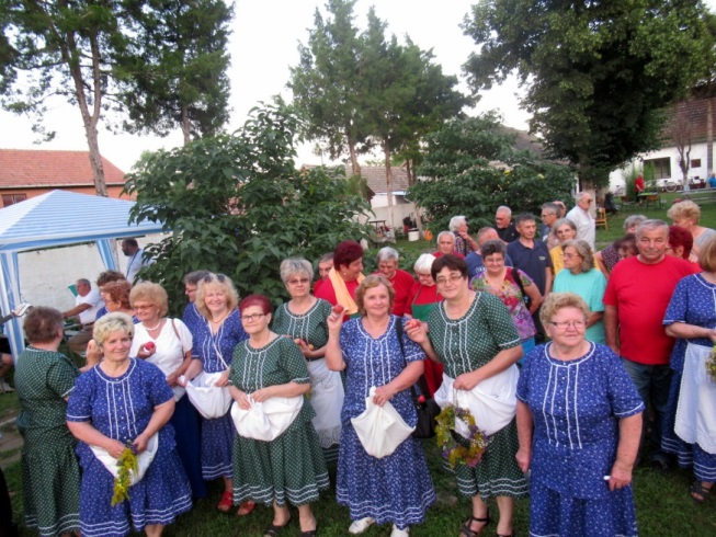 Ženski pevski zbor bo med petjem obkrožal kres 