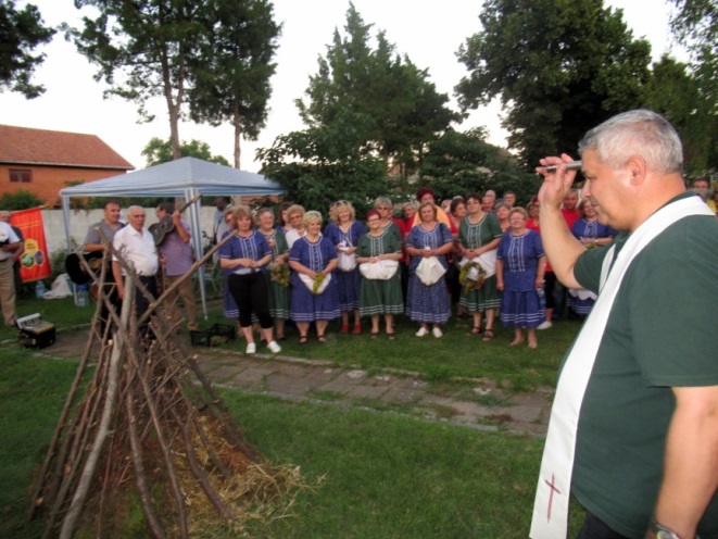 Župnik blagoslavlja kres in vse navzoče