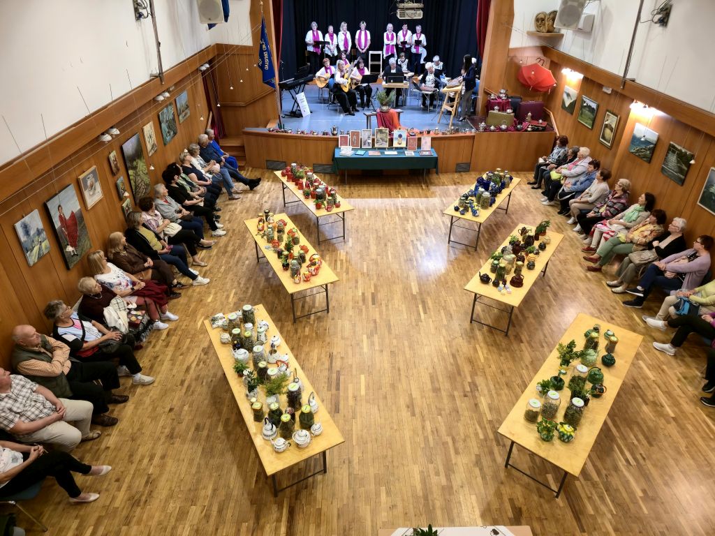 razstava-zelisc-cajnikov-in-izdelkov-drustva-lipa-v-kulturnem-domu-groblje